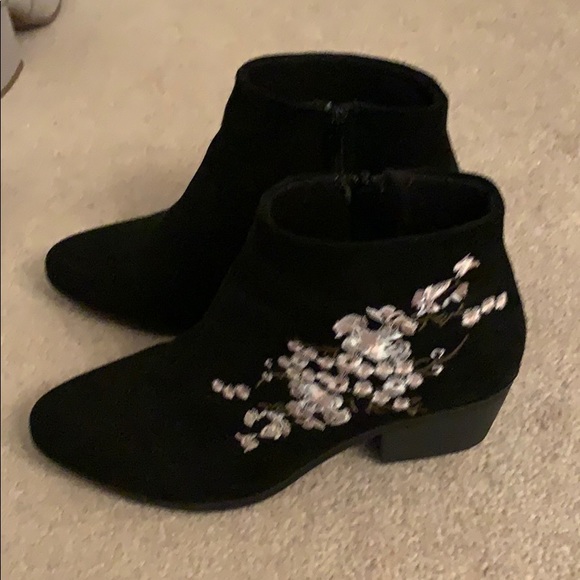 Black suede short boots with floral design - Picture 3 of 5